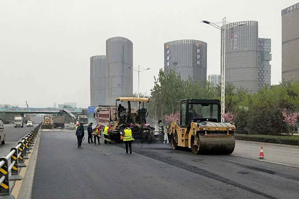 高速公路路面施工為什么多數(shù)使用瀝青材料？